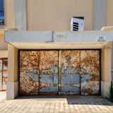 Poi c�� Porta Siria, che a differenza delle precedenti non venne decorata con un affresco, ma con un bassorilievo in bronzo realizzato dall�artista Mustafa Ali. Intitolata �L�Arca del Mediterraneo�, raffigura ancora oggi una nave fenicia che simboleggia la forza generatrice della cultura e dell�arte